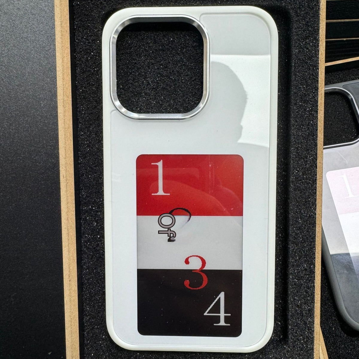Battery-Free E-Ink Projection Phone Case