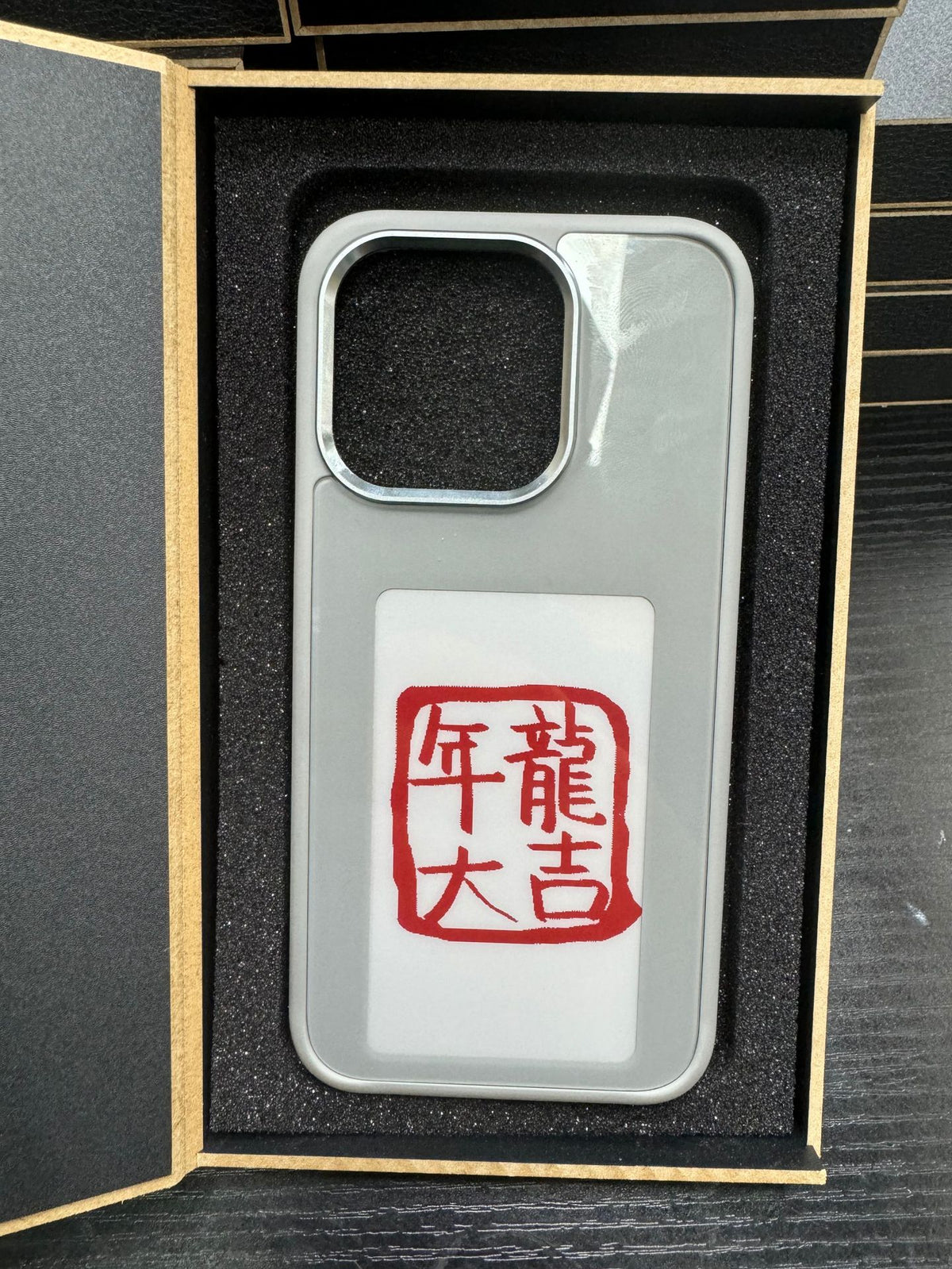 Battery-Free E-Ink Projection Phone Case