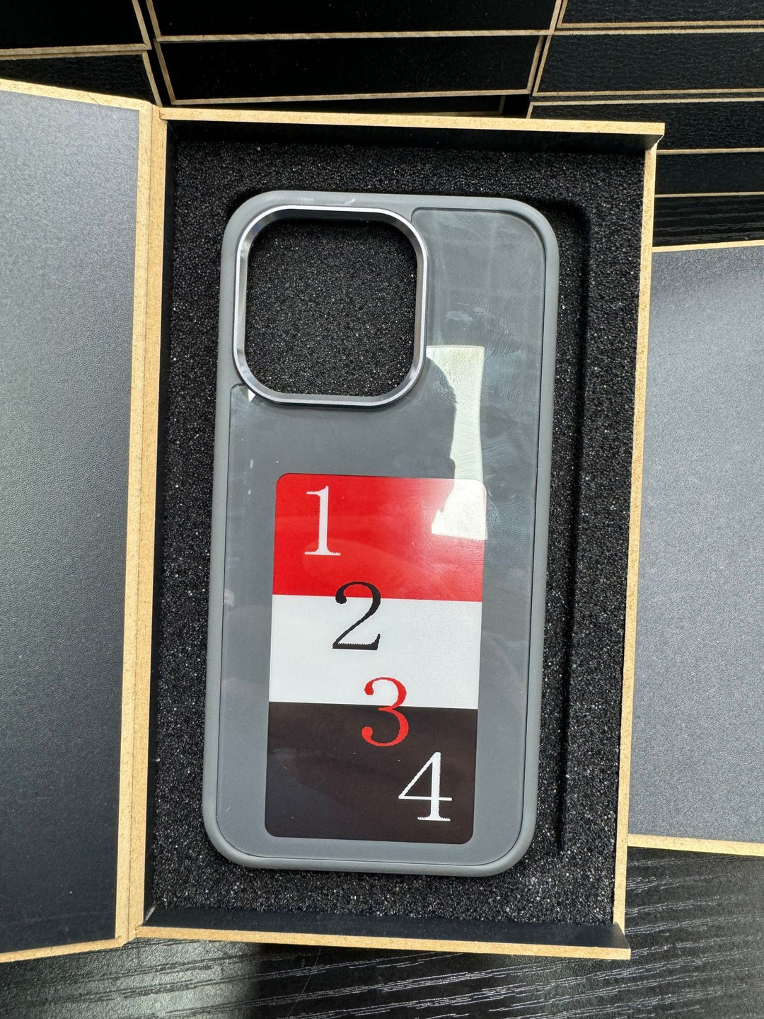 Battery-Free E-Ink Projection Phone Case