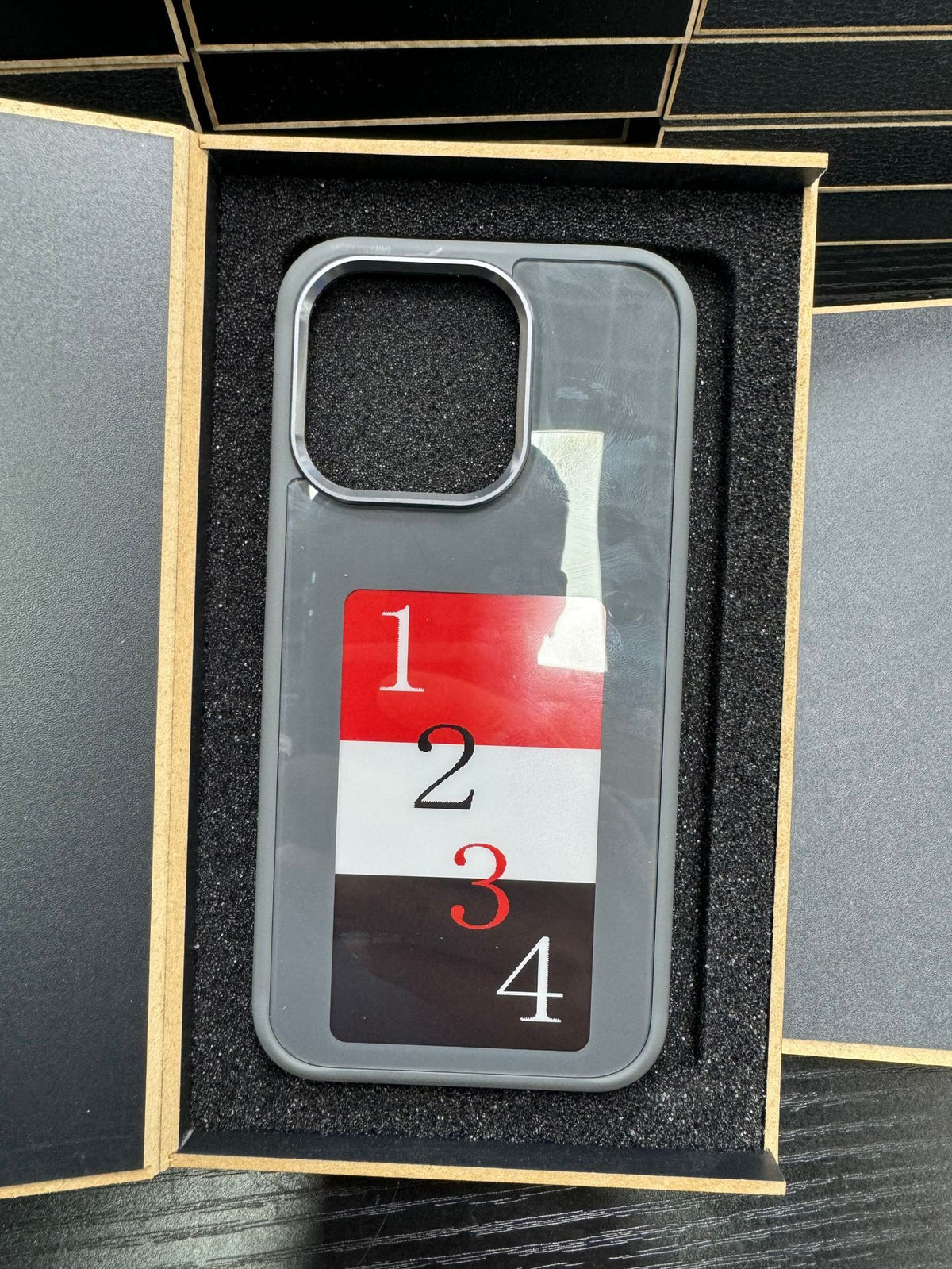Battery-Free E-Ink Projection Phone Case